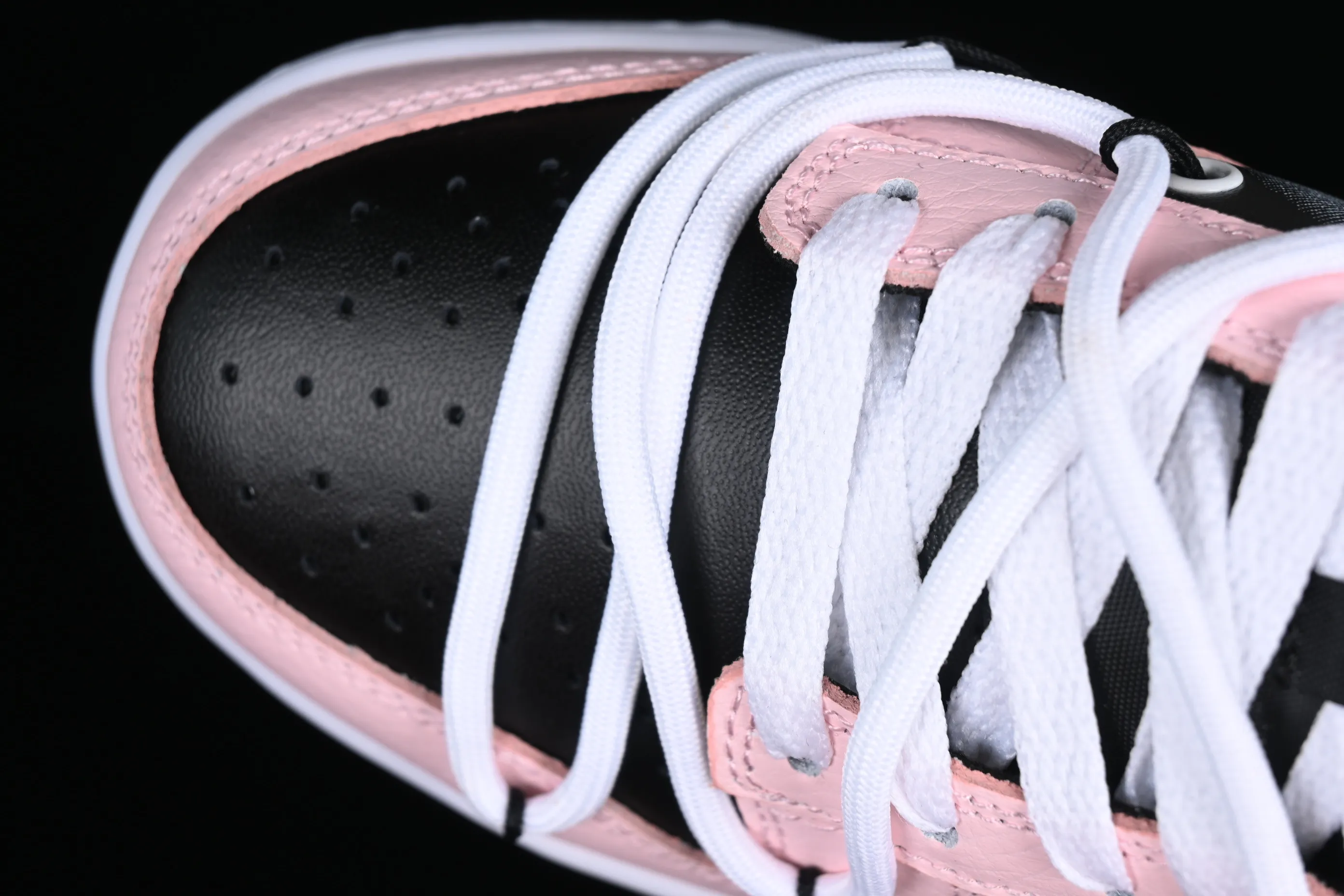 All Categories Nk SB Dunk Series Nk SB Dunk Low Low-top Sneakers Nk Dunk Low Reverse Barbie Black Pink SB Strappy Low-top Casual Sneakers FD1232-001